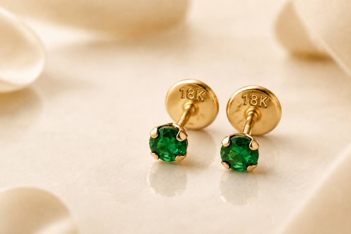 TOPOS EN ORO 18K CON ESMERALDA NATURAL