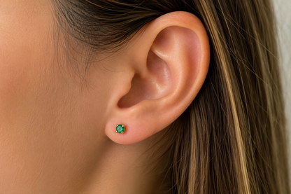 TOPOS EN ORO 18K CON ESMERALDA NATURAL